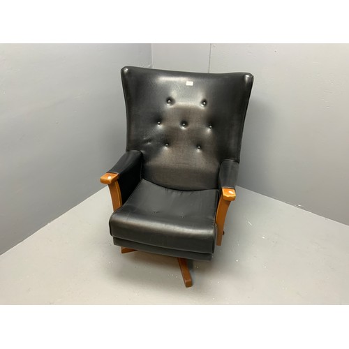 637 - Mid Century Wing / Button Backed Swivel Chair (Width 28