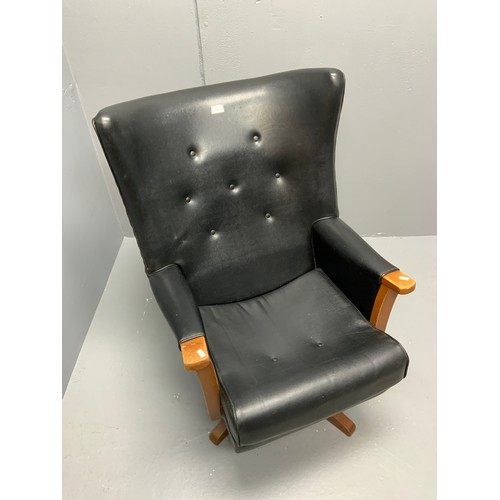 637 - Mid Century Wing / Button Backed Swivel Chair (Width 28