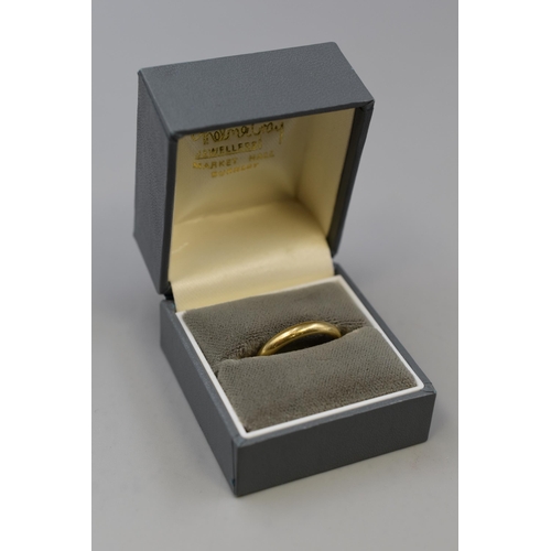 22 - Hallmarked 750 (18ct) Gold Band Ring Complete with Presentation Box