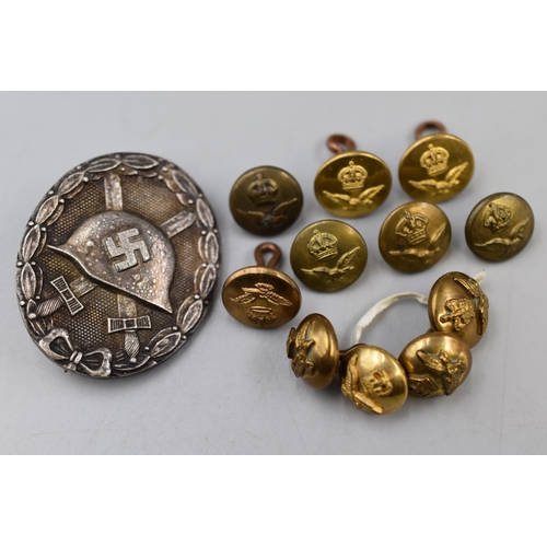 304 - World War One Cap badge and a selection of Uniform buttons