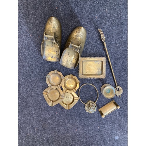 404 - Collection of brass items including a door knocker and two brass clogs (9