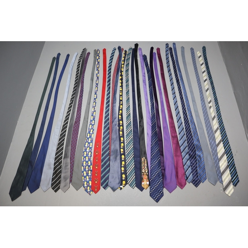 545 - HUGE Collection of Fine Quality Ties complete with a Tie Hanger