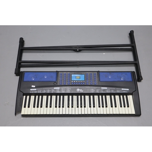 492 - A Powerplay Electronic Keyboard With Stand, Keyboard Has Cosmetics Damage But Powers On. No Power Ca... 