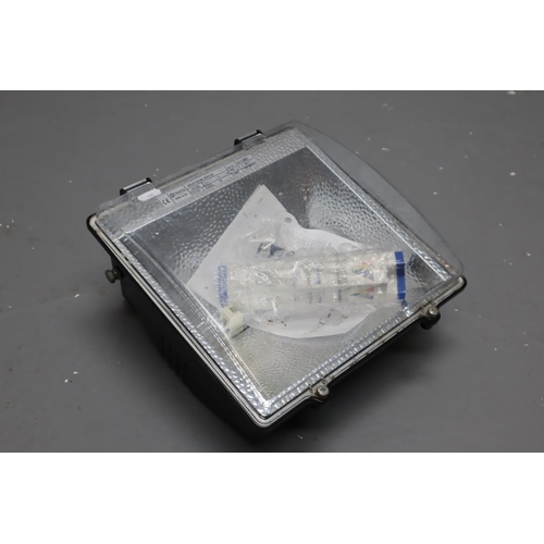 821 - Newlec 240v 50hz halogen flood light