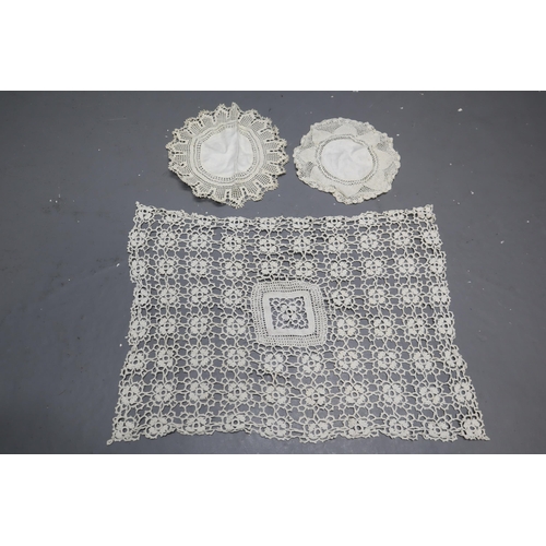 857 - Large selection of vintage linen and Irish lace including: Dollies, Bed linen, Table cloth and more