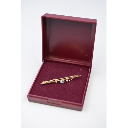 33 - A Hallmarked 9ct Gold Aquamarine Stoned Bar Brooch