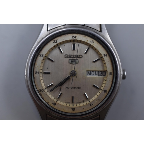 81 - Seiko 5 Automatic Day / Date 17 Jewel Gents Watch (Working)