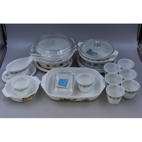 363 - A mixed lot of Pyrex cookware to include: cups, plates and dishes with two different designs (one be... 