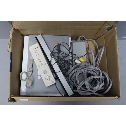 577 - Nintendo Wii (powers on when tested) with leads and one controller