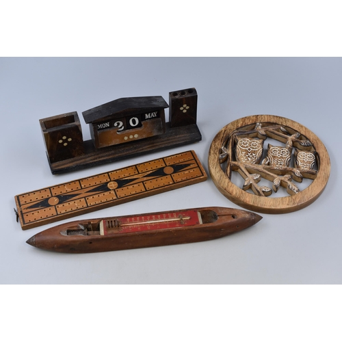 772 - A Selection of Wooden Items To Include Carved Owl Artpiece, Cribbage Board, Cotton Shuttle Thermomet... 