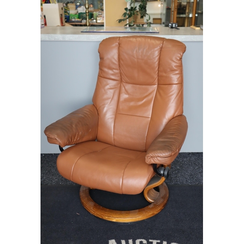 680 - Very Fine Quality Stressless Ekornes Four Seat Recliner Suite with Matching Stool Both Chairs have R... 