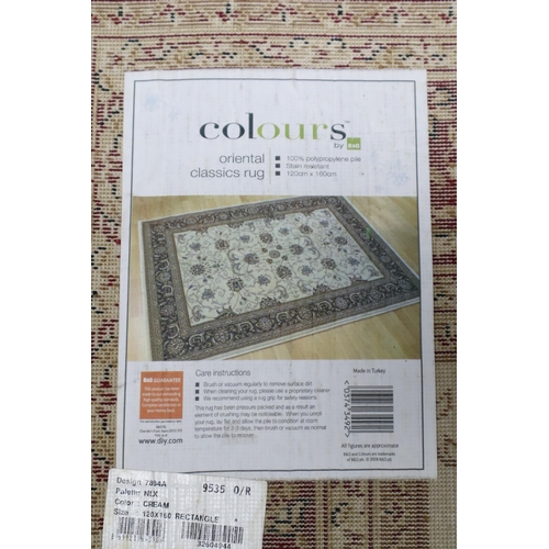 724 - Vintage patterned rug (119.38 cm x 154.94 cm)