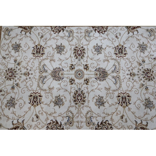 724 - Vintage patterned rug (119.38 cm x 154.94 cm)