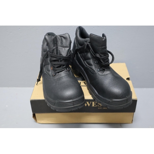 738 - A Pair of Portwest Safety Boots, Size 10. Appears New