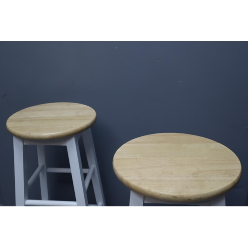 832 - Pair of white stools with pine seats (23.5