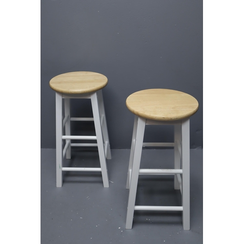 832 - Pair of white stools with pine seats (23.5