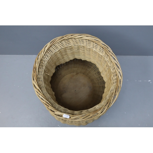 601 - Wicker laundry basket (25