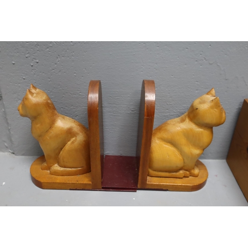 726 - Two Pairs of Bookends (Chicken and Cat), With Wooden Bookstand