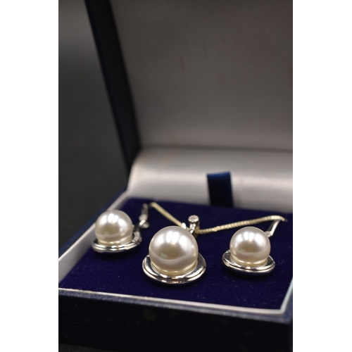 38 - A Pearl Stoned 925. Silver Jewellery Set, in Presentation Box (Pair of Earrings, And Pendant Necklac... 