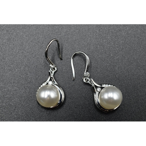 38 - A Pearl Stoned 925. Silver Jewellery Set, in Presentation Box (Pair of Earrings, And Pendant Necklac... 