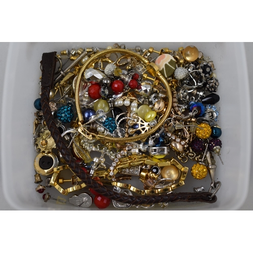 109 - Small box of unsorted jewellery