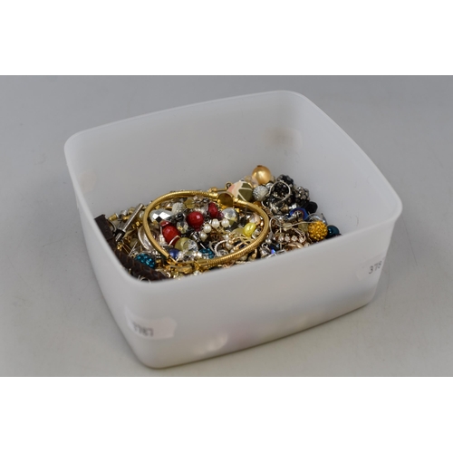 109 - Small box of unsorted jewellery