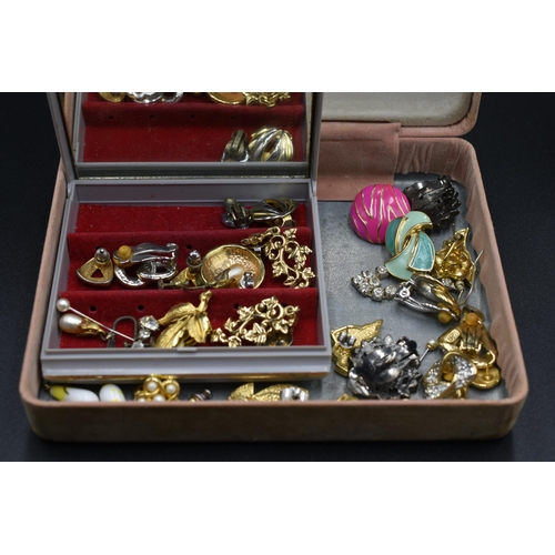 253 - Small pink jewellery box with some unsorted jewellery inside