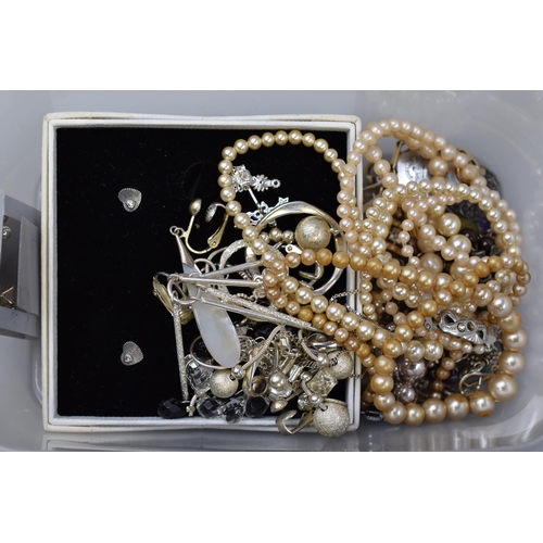 123 - Selection of Unsorted Jewellery Including Silver Earrings, Beaded Bracelet and More