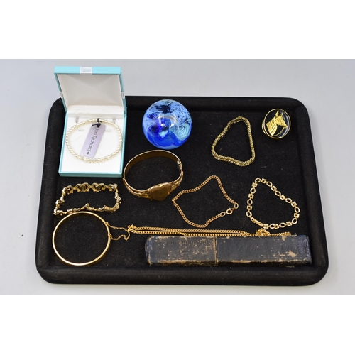 130 - A tray with gold plated jewellery, a broach, cutthroat razor, a pearl styled bracelet and a paperwei... 