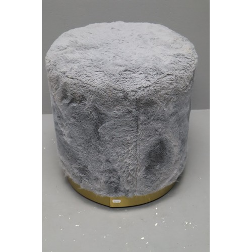 625 - Grey Faux fur floor stool (18