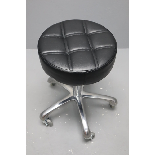 688 - Adjustable leather stool in new condition with rubber skate wheels (22