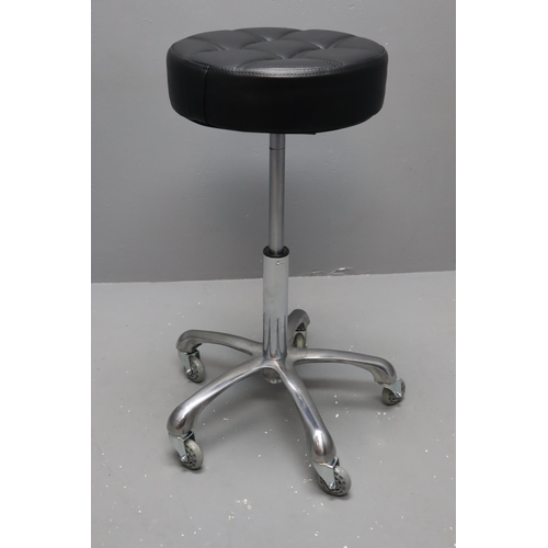 688 - Adjustable leather stool in new condition with rubber skate wheels (22