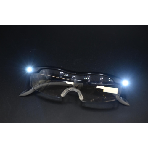 431 - Illuminated watch/jewellery repair glasses, complet with charge cable and protective bag