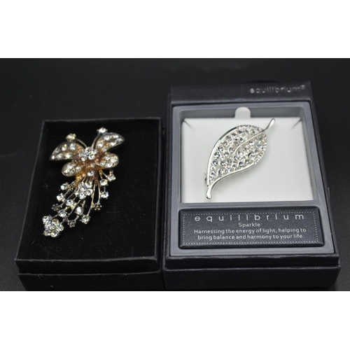 492 - Four brooches to include a leaf, cat, bow and butterfly, a charmology bracelet (a/f) and a textured ... 