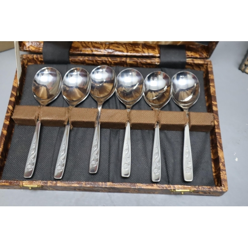 909 - Mixed Lot to include Vintage Set of Dessert Spoons and a Collection of Cutlery, Selection including ... 