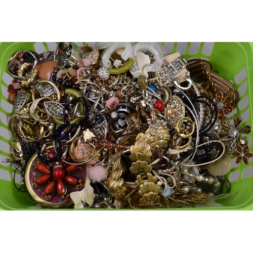 499 - A basket full of unsorted jewellery