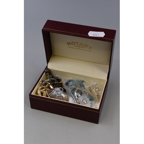 284 - Small maroon jewellery box with some unsorted jewellery in