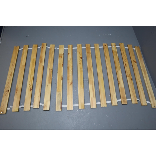 702 - Metal bed frame (single) with wooden slats (good condition)