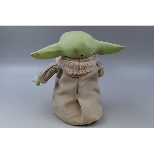 652 - Star wars grogu squeeze and blink plush with sounds and movement, collectible