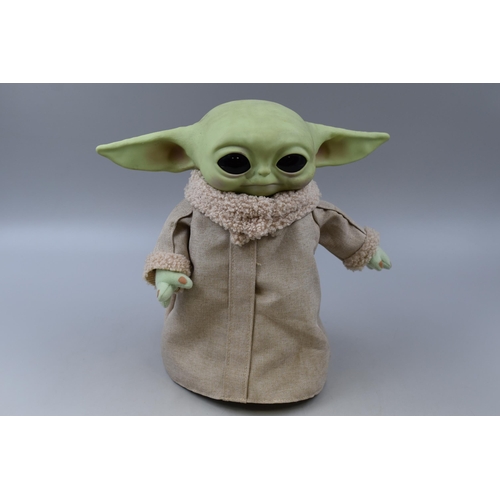 652 - Star wars grogu squeeze and blink plush with sounds and movement, collectible