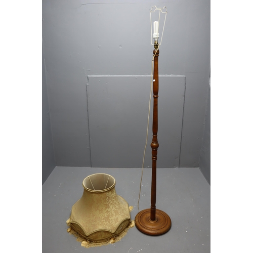 697 - Vintage tall wooden free standing floor lamp (6' 2