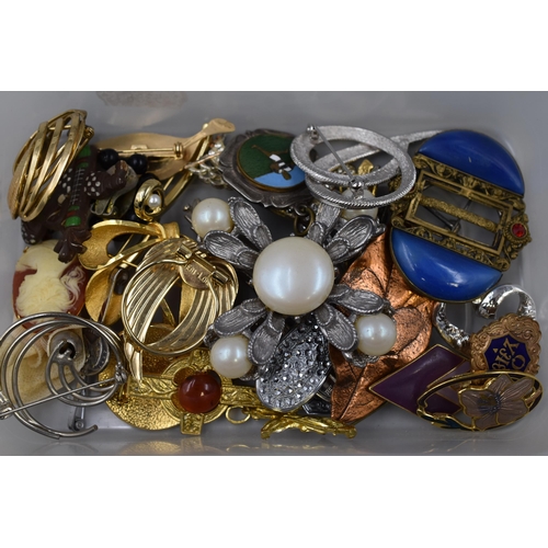 125 - Selection of Modern and Vintage Broaches, Medal and Badges