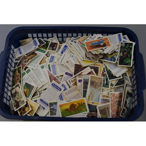 424 - A large selection of cigarette / tea cards