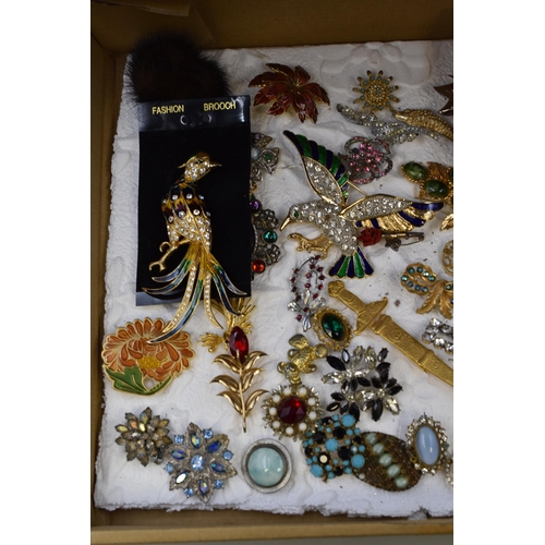 399 - Large selection of 50+ ladies broaches to include enamelled birds, fish, spider, elephant and much m... 