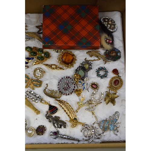 399 - Large selection of 50+ ladies broaches to include enamelled birds, fish, spider, elephant and much m... 