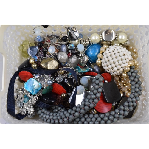 435 - Selection of unsorted jewellery