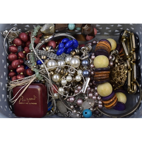 437 - Selection of unsorted jewellery