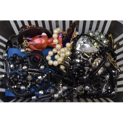 438 - Selection of unsorted jewellery