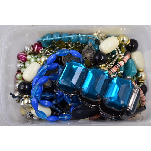 439 - Selection of unsorted jewellery