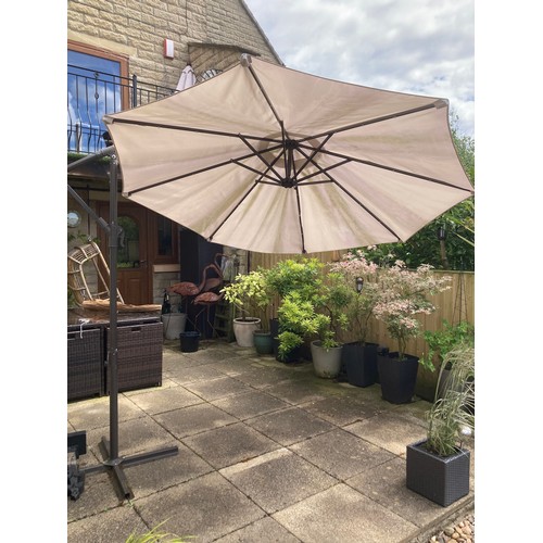 625 - Large garden cranking, cantilever, sun shade/parasol in brown and cream with solar LED lights, 8 fee... 